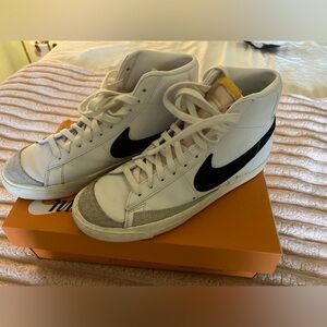 Men’s Nike blazer Mid 77’s VNTG- with box- size 7.5